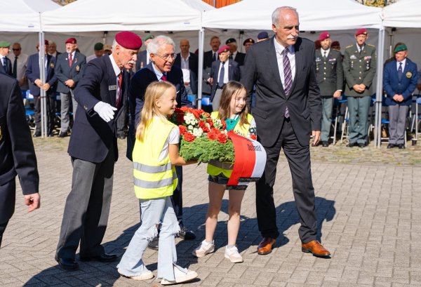 Stellvertretenden Bürgermeister Helmut-Volker Schüte legt einen Kranz nieder. - © Augustin Polet