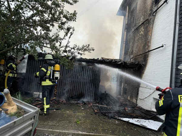 Das Feuer war vom hölzernen Carport auf das Wohnhaus übergesprungen. - © Freiwillige Feuerwehr Blomberg