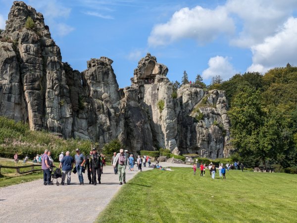Rund 600.000 Menschen haben 2024 die Externsteine besucht. - © LVL