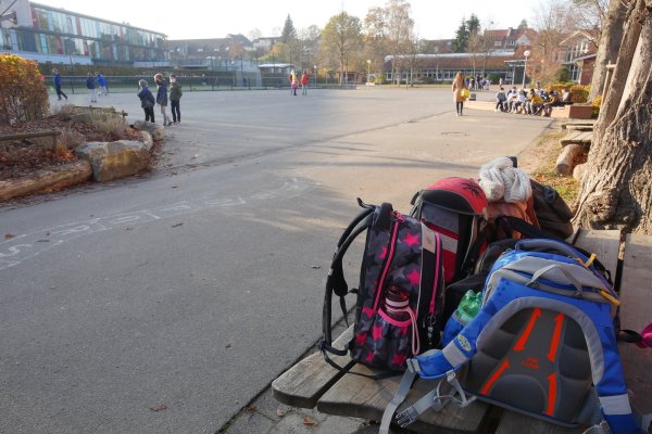 Beim Spielen auf dem Schulhof müssen auch Grundschüler Mund-Nasen-Bedeckungen tragen. Hier ein Blick auf den Schulhof der Detmolder Bachschule während der Nachmittagsbetreuung. - © Jost Wolf