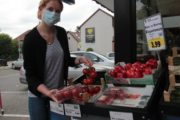 Viele Obst- und Gemüsesorten - wie hier die Tomaten, die LZ-Volontärin Kirsten Fuhrmann zeigt - gibt es sowohl lose als auch verpackt. Eine Gefahr geht laut Bundesinstitut für Risikobewertung von trockenen Oberflächen nicht aus. - © Carolin Brokmann-Förster