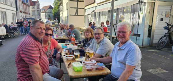 Biene und Arnie, sowie Claudia, Reinhardt und Walter, von links freuen sich auf einen schönen Abend. - © Philip Marx