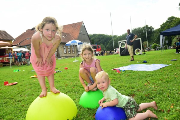 Feierten begeistert den Sommer: Sarah-Marie, Lena und Julius (von links) am Dorfmeinschaftshaus in Bentrup. - © Nicole Ellerbrake