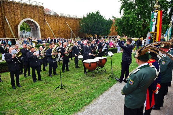 Mit dem Zapfenstreich ist das Festwochenende gestartet. - © Nicole Ellerbrake