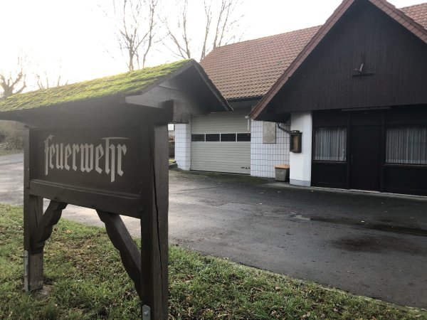 Das Feuerwehrgerätehaus in Talle entspricht nicht mehr den Anforderungen. Ob und in welchem Umfang dort neu gebaut werden kann, wird sich im kommenden Jahr entscheiden. Dann könnte auch ein Multifunktionshaus zur Debatte stehen.  - © Till Brand