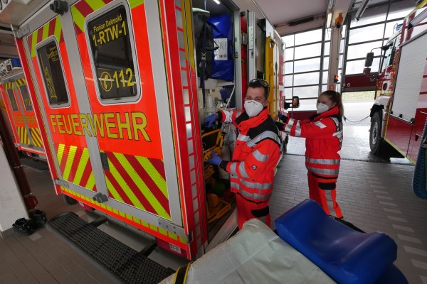 Arbeit in der Detmolder Rettungswache: Mathias Brewe zeigt einen Tragstuhl, seine Kollegin Michelle Müller entfernt eine Schaufeltrage an der Tür. - © Jost Wolf