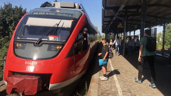 Ein lange ungewohntes Bild: Ein Zug der DB fährt in Detmold ein. - © Martin Hostert