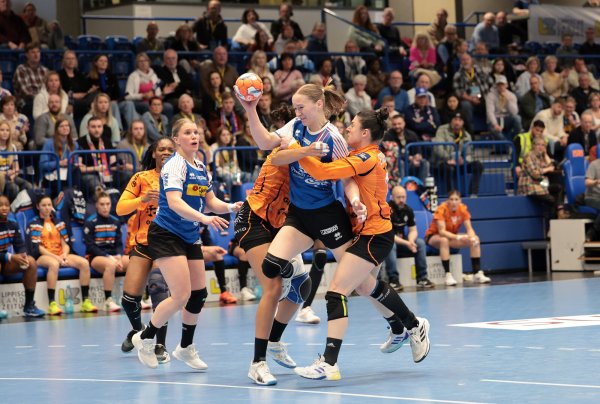 Keine ruhige Sekunde für die Spielerinnen der HSG Blomberg-Lippe: Hier wird Nieke Kühne von der Bera-Bera-Abwehr gestoppt, beobachtet von Kreisläuferin Laura Rüffiuex (links). - © Paul Cohen