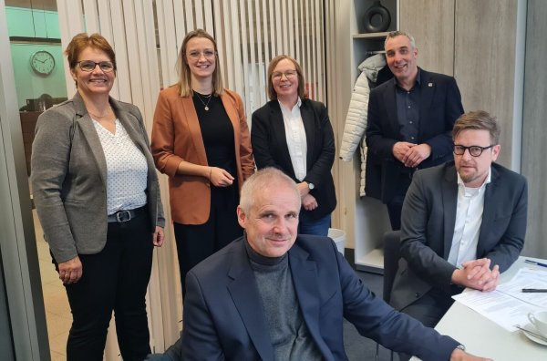 Ihnen allen liegt die Integration der Menschen aus Südosteuropa am Herzen: (von links) Sabine Beine (Verwaltungsvorstand beim Kreis Lippe), Nora Wieners (Bereichsleiterin beim Netzwerk Lippe), Horn-Bad Meinbergs Bürgermeister Heinz-Dieter Krüger, Britta Langner vom Caritas-Vorstand, Bad Salzuflens Bürgermeister Dirk Tolkemitt und Geschäffsführer Moritz Lippa vom Netzwerk Lippe. - © Marianne Schwarzer