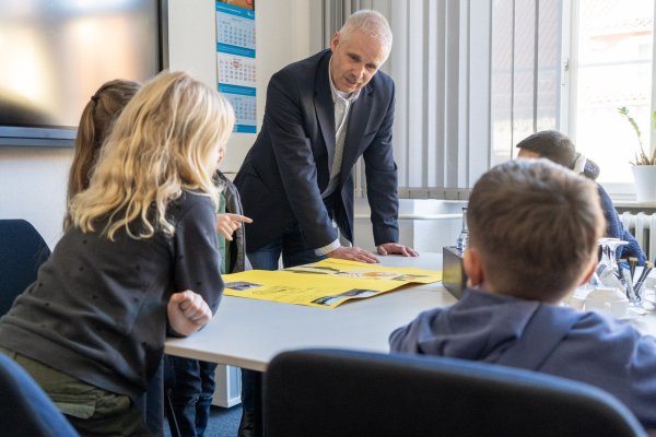 Bürgermeister Heinz-Dieter Krüger beim Gespräch mit Kindern aus Horn-Bad Meinberg. Diese haben ihm seine Wünsche für mehr Spaß in der Stadt auf Plakaten vorgestellt. - © Stadt Horn-Bad Meinberg