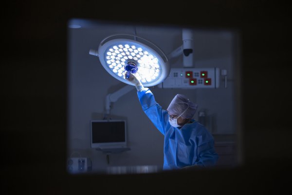 In einigen Operationsälen in OWL dürfen weiterhin Eingriffe an Leber, Speiseröhre, Pankreas und Halsschlagader angeboten werden. - © picture alliance/KEYSTONE