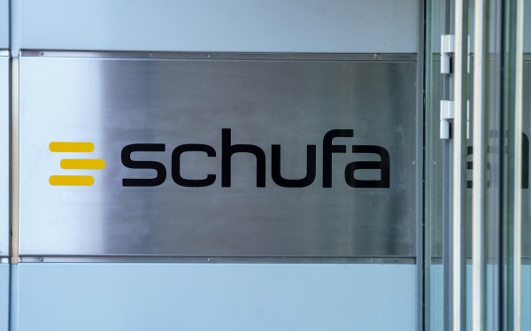 Die größte Wirtschaftsauskunftei des Landes, die Schufa, bietet Verbraucherinnen und Verbrauchern ab sofort den Blick auf die eigene Kreditwürdigkeit auch in einer App an. Bisher kam diese Auskunft auf Anfrage per Post. - © Andreas Arnold
