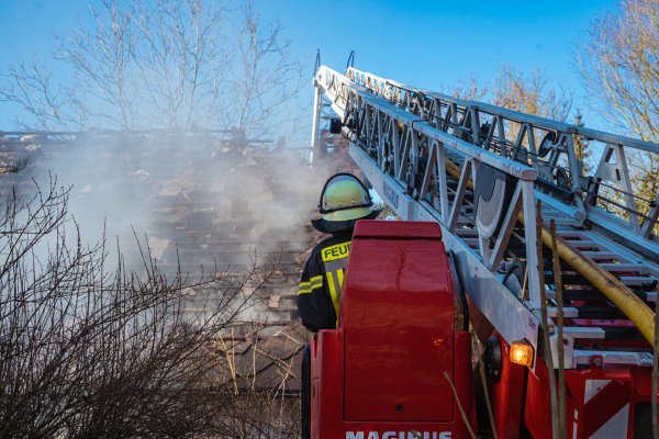 Auf dem Ponyhof in Talle steht ein Wohnhaus in Flammen, es soll völlig zerstört worden sein. Bereits in den Wochen zuvor gab es ähnliche Vorfälle in verschiedenen Orten Lippes. - © FreitagTV