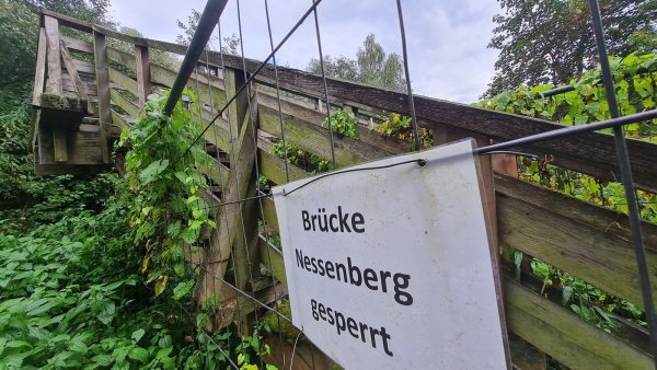 Nicht ganz ein Vierteljahrhundert hat die Brücke über die Emmer bei Nessenberg erlebt. Jetzt wird sie abgerissen. - © Marianne Schwarzer