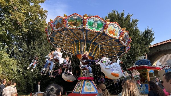 Zur Freude vieler Besucher ist beim Weltkindertagsfest im Barntruper Schlosspark ein Kettenkarussell aufgebaut. - © Tamina-Shirin Marten