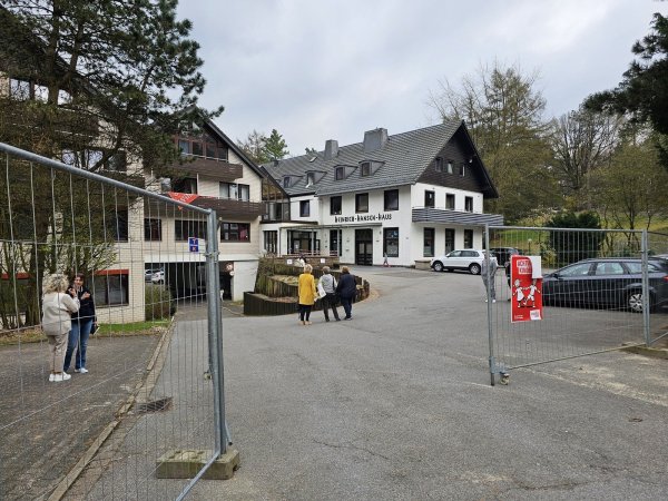 In der Notunterkunft ist einiges in Bewegung. Unter anderem gibt es einige Projekte, die von Ehrenamtlichen in Zusammenarbeit mit den Maltesern aufgebaut werden. - © Astrid Sewing