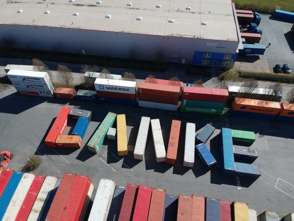 16 Container à zwölf mal sechs Meter hatte ein Team um Christian Hansmann, Leiter des Container-Depots, im April 2020 auf dem Gelände der Firma Bobe in Holzhausen mit Hilfe von Staplern in Position gebracht, sodass die tonnenschweren Behälter am Ende ein „Danke" für die Helfer in der Corona-Zeit formten. Jetzt ist für den 24. Juli eine Hilfsaktion für die Opfer der Flutkatastrophe geplant. - © Firma Bobe