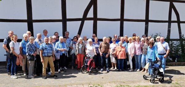 Ein letzter Höhepunkt der Reise des Heimatvereins Augustdorf war die Einkehr im Museumscafé in Börry. - © Heimatverein Augustdorf