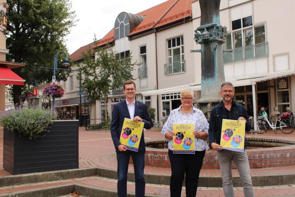 Matthias Kalkreuter (Bürgermeister, von links), Iris Riekehof (Arbeitskreis Innenstadt) und Ralf Hammacher (Geschäftsführer Stadtmarketing Lage) freuen sich auf die diesjährige Lagenser Zeitreise. - © Chiara Wibbeke