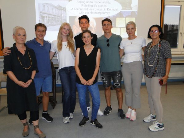 Diskutierten über die Möglichkeit, die Erinnerung an den Holocaust an die nachfolgende Generation zu übermitteln (von links): Gudrun Mitschke-Buchholz, Itay Rosiner, Amy Watson, Kristina Panchyrz, Jean Almohammad, Itai Hagai, Deganite Caspi Rozin und Sara Zehavi. - © Hajo Gärtner