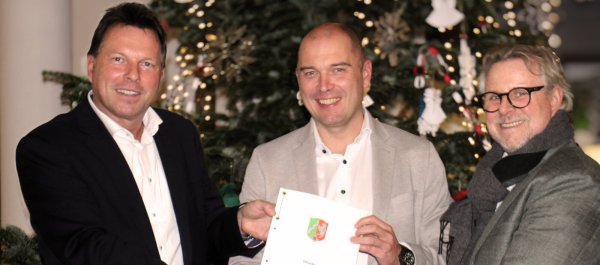 Präsentieren den notariellen Vertrag über das Neubauprojekt: (von links) Bürgermeister Frank Hilker,
LIST-Develop-Geschäftsführer Michael Garstka und Technischer Beigeordneter Thomas Lammering. - © Stadt Detmold