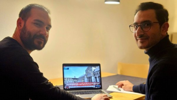 Saleem Al Dakkak (links) und sein Freund Shirko Moustafa verfolgen die Nachrichten aus ihrem Heimatland Syrien derzeit sehr intensiv. Es sei ein unbeschreibliches Glücksgefühl, sagen beide. Wie es weitergeht, macht die Detmolder aber auch nachdenklich. - © Janet König