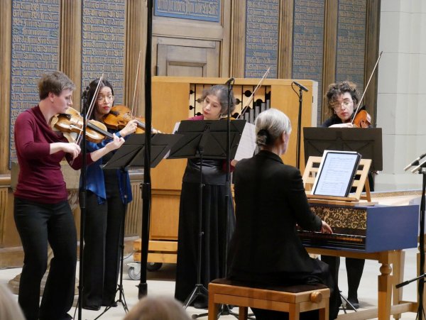Boulevard Baroque. Unter dem Titel "Suites &Co." begeistert das Ensemble mit zahlreichen Meisterwerken der Barockmusik in der Erlöserkirche. Mit Konzertmeisterin Martyna Pastuszka und Ensembleleiterin Karla Enriquez (von links). - © Thomas Krügler
