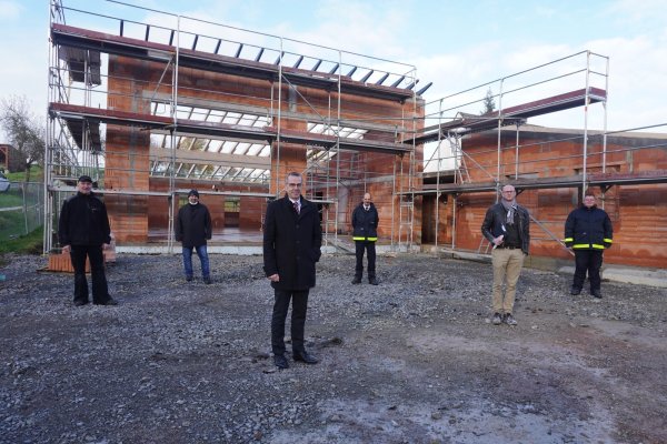 Dachdecker- und Zimmermeister Thomas Keßler (von links), Verwaltungsmitarbeiter Michael Bickel, Bürgermeister Jörg Bierwirth, Kai-Uwe Deilke (stellvertretender Feuerwehrleiter), Architekt Wilhelm Luft und Feuerwehrleiter Mike Mundhenke sehen sich gemeinsam die Fortschritte auf der Baustelle an.  

 - © Michaela Weiße