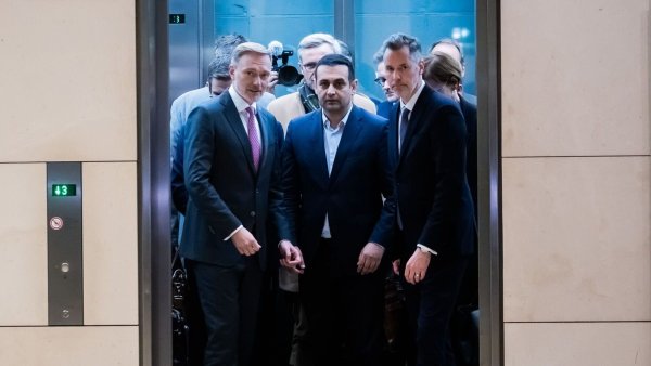 Im Fahrstuhl nach unten: Christian Lindner (FDP, von links), Bijan Djir-Sarai und Christian Dürr. - © Christoph Soeder/dpa