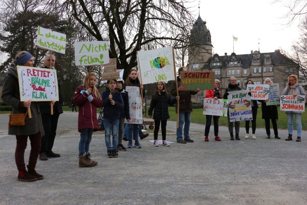 Anwohnerinnen und Anwohner wollen verhindern, dass auf dem Liebigwäldchen gebaut wird. Der Protest vor der Stadthalle war größer, einige waren zum Zeitpunkt der Aufnahme jedoch bereits im Sitzungssaal. - © Janet König