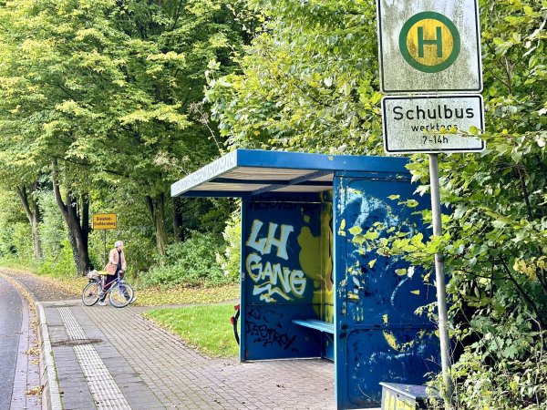 Der vermisste 27-jährige Ukrainer hielt sich die meiste Zeit seines Verschwindens an dieser Schulbushaltestelle auf. - © Stefan Becker