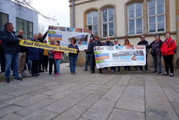 Vor dem Rathaus haben sich etliche Demonstranten zusammengefunden. - © Lorraine Brinkmann