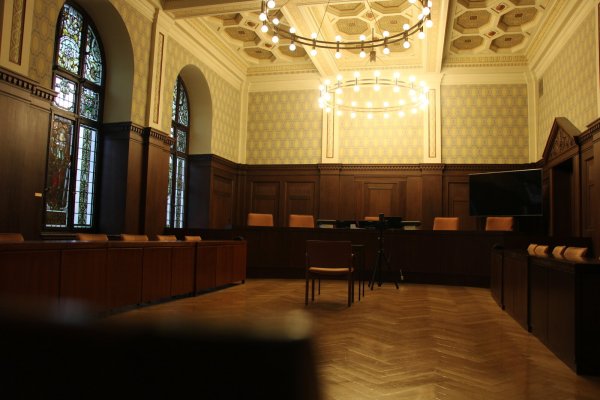 In Saal 143 des Landgericht Detmolds werden ausschließlich Zivilsachen verhandelt. Es ist zweifellos der schönste Saal des Hauses. - © Janet König