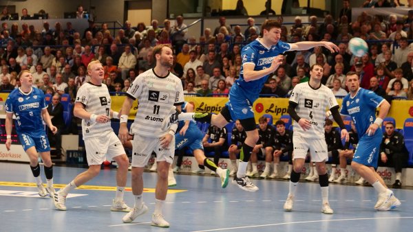Lukas Zerbe rauscht bei diesem Einläufer an seinen künftigen Kollegen Patrick Wiencek, Petter Overby und Domagoj Duvnjak vorbei und netzt zum 19:19. - © Jörg Hagemann