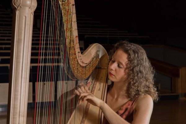Zoë Knoop (Niederlande) begann das Harfenspiel im Alter von elf Jahren. - © Kirchengemeinde Bergkirchen