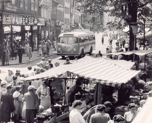 Der Detmolder Wochenmarkt sorgte schon immer für regen Andrang. Hier ein Bild vom Marktplatz aus dem Jahr 1955. - © Stadtarchiv Detmold