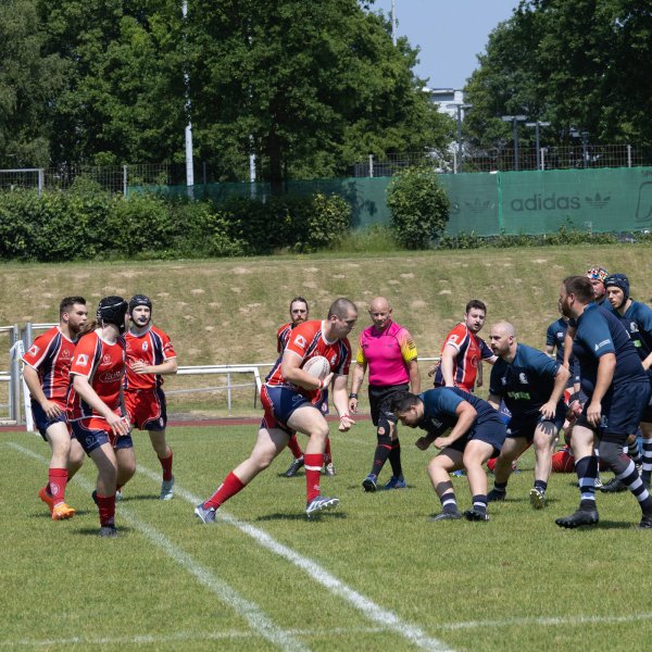 Eine Rugby-Spielszene mit den Paderborn Lions (blaue Trikots) gegen Essen. Foto: Jordan Adams - © Jordan Adams