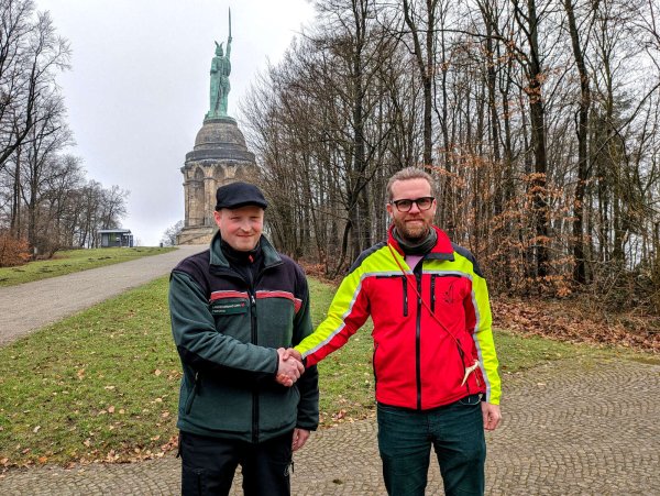 Jan-Otto Hake (rechts) begrüßt Volker Reihl als neuen Revierförster Hiddesen direkt am Hermannsdenkmal. - © Landesverband Lippe