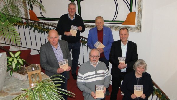 Lokalen Geschichten auf der Spur (von links): Erhard Kirchhof, Konrad Soppa, Ingo Althöfer, Dr. Rudolf Hüls, Dr. Hans C. Jacobs und Annette Hennings. - © Hajo Gärtner