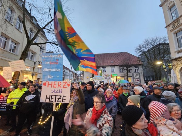 Das Lagenser Bündnis gegen Rechts hatte dazu aufgerufen, ein Zeichen gegen die AfD und den Rechtspopulismus zu setzen. Dem Aufruf folgten Mittwochabend in Lage um die 300 Menschen. - © Astrid Sewing
