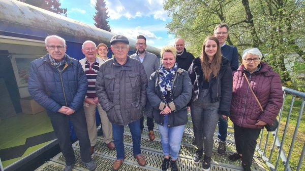 Freuen sich auf das Bahnhofsfest in Farmbeck: Horst Heuer und Walter Gerke (beide ehemals Dörentruper Sand- und Thonwerke, von links), Designer Martin Emrich, Reinhard Brinkmann (Sand- und Thonwerke), Hauke Hillebrenner (Stadwerke Energie), die stellvertretende Bürgermeisterin Sandra Dubbert, Künstler Friedo Petig, Kulturmanagerin Martha Johannsmeier, Jochen Brunsiek (Geschäftsführer Kulturstellwerk Nordlippe) und Hanna Heuer. - © Nadine Uphoff