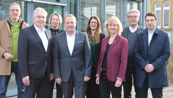 Dr. Eike Stiller (Leiter Sekundarschule, von links), Herfords Landrat Jürgen Müller, Birgit Rehberg (Kreis Herford), Bürgermeister Mario Hecker, Elisa Goldmann (FHM), Dr. Beatrix Wallberg (Dezernentin Kreis Herford), Friedel Heuwinkel (FHM) und Tim Hempelmann (Hempelmann Tankstellen- und Waschstraßenbetrieb) freuen sich über die Förderzusage für den nächsten Meilenstein ihres gemeinsamen Wasserstoffprojekts. Es fehlt Projektmanager Julius Rahlmeyer. - © Lorraine Brinkmann
