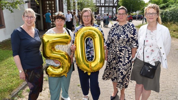 50 Jahre Caritas in Lippe und Bad Pyrmont (v.l.): Elisabeth Montag (Vorständin bis 2019), Monika Schröder (Vorsitzende des Caritasrats), Caritas-Vorständin Britta Langner, Diözesan-Caritasdirektorin Esther van Bebber und Eveline Beckord (Caritasrat) - © Caritas Lippe