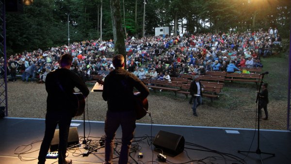Eine junge Band steht auf der Bühne und spielt bei einem Hutkonzert vor großem Publikum. - © Landesverband Lippe