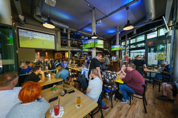 Rund 100 Gäste fiebern in der "Three Sixty Sportsbar" am Boulevard in Bielefeld mit den Arminen auf dem Platz. Die Bar liegt ganz in der Nähe des Bahnhofs. - © Andreas Zobe