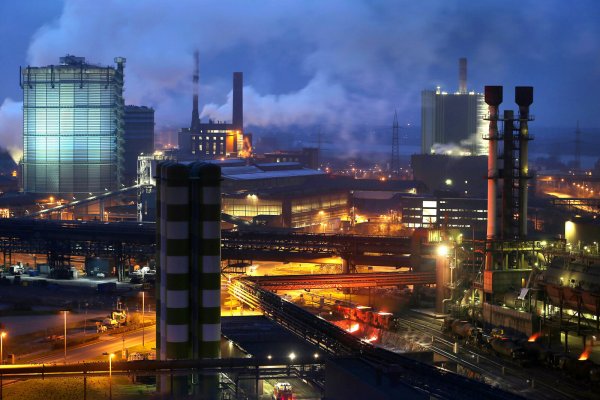 Das Stahlwerk des Industriekonzerns Thyssenkrupp in Duisburg. NRW wäre von einem Handelskrieg ganz besonders betroffen. - © dpa
