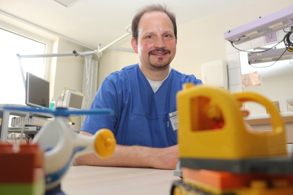 Dr. Michael Fleischer leitet die Kinderschutzambulanz am Klinikum Lippe. Der Oberazt macht derzeit besorgniserregende Beobachtungen. - © Janet König