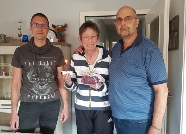 Nach 13 Monaten im Krankenhaus und anschließender Reha feiert Karin Knicker 2020 ihren Geburtstag wieder zuhause mit ihrem Mann Hubert und ihrem Sohn Florian. - © Privat