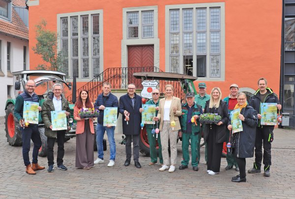 Die Organisatoren freuen sich gemeinsam mit Sponsoren auf den Ostermarkt. - © Lemgo Marketing