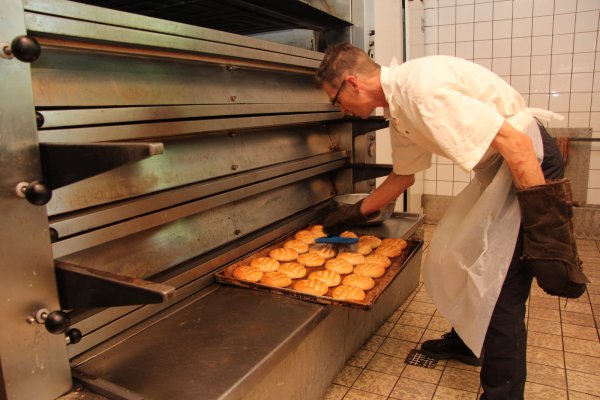 Bäckermeister Michael Korf, Inhaber der Bäckerei Strate, streicht die Strohsemmel mit einer abgekochten Kartoffelstärke ab. - © Jana Beckmann